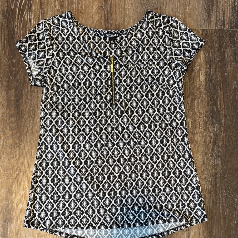 Roz & Ali Black and White Geometric Blouse
